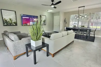 Image de Darren’s Den: 4Bd/2Bth Luxury Modern Home Sleeps7!