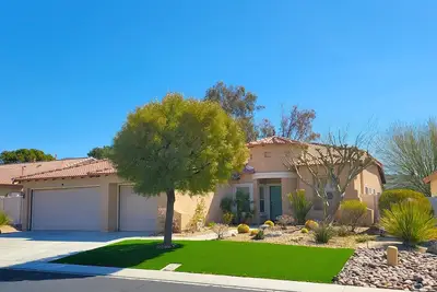 Image de Breezy Oasis on Desert Links\nMountain views, spacious layout, refreshing escape.