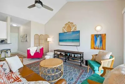 Image de A Pop of Color 2br 2Bath Golf Course and Canal View at Sandpiper Cove Destin Fl!