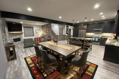 Image de Family retreat, located in the heart of island park.