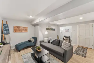 Image de 7/31- 8/2 now available Updated 2br Minutes from downtown- backyard & Firepits\n\n