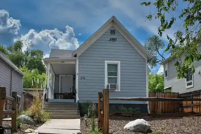 Image de 8/24 now available* Remodeled 3br Downtown with Firepits, backyard, porches\n\n