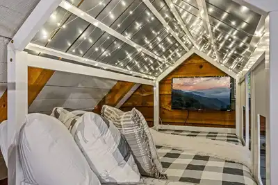 Image de 5% Snr/Mltry Dscnt, Kids Loft, Theater, HotTub, XBox, King Bed