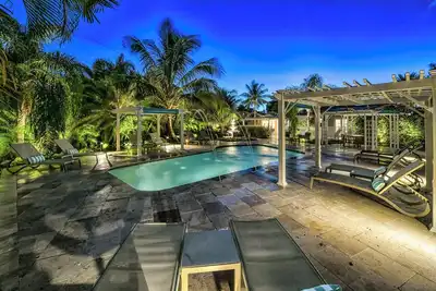 Image de Luxury 3 Bedroom House | Pool | Pets | Walk to Wilton Dr