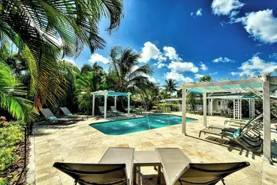 Image de Luxury 2 King Bedroom Suite | Pool | Pets |Walk to Wilton Dr