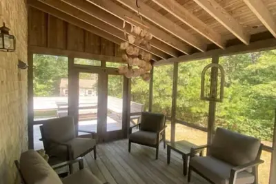 Image de 3-Br Oak Bluffs Escape - Quick Trip to Towns & Beaches!