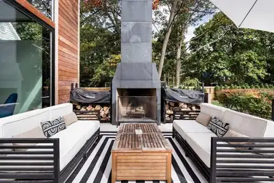 Image de Sprawling Modern Home with Chef's Kitchen, Pool & Hot Tubs - walk to the beach!