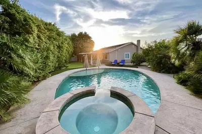 Image de Super fun desert get away with pool, putting green, & games!