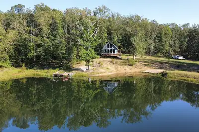 Image de Peaceful secluded cabin nestled on 40 wooded acres overlooking 4 acre pond.