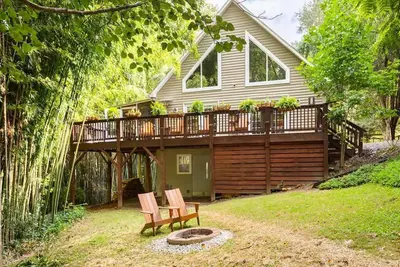 Image de Luxe 4-Bedroom Bamboo Retreat with Firepit & Hot Tub close to Hiking & Breweries