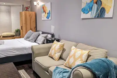Image de The EthlynGwen- Main Floor with Private entrance and Hot tub