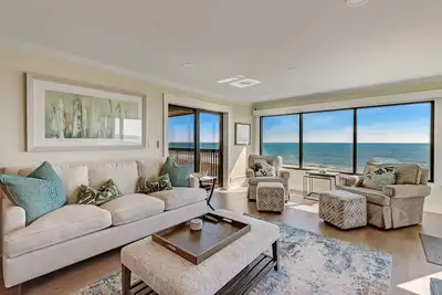 Image de Seaside Elegance: Oceanfront Sunrise Splendor
