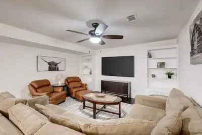 Image de Game-Day Getaway New Stadium View Walk to Att or Rangers