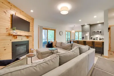 Image de Modern Bellaire Condo: Pool Access, Near Skiing!