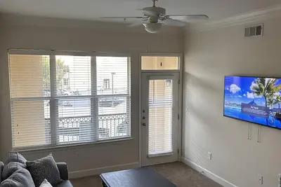 Image de BuckHead hide away is located in the heart of Buckhead Ga. W/ deck, pool and gym