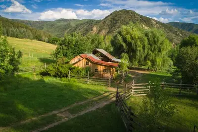 Image de Cozy Bunkhouse and Creekside Sauna Cabin next to the National Forest.
