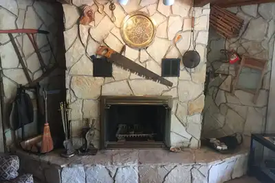 Image de Cozy winter retreat + beautiful view + Indoor Outdoor Fireplace + Pool Table
