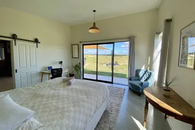 Image de Mount Arthur View modern cottage with garden, fruit trees & cat!