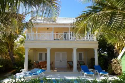 Image de Sunburst Villa with Ocean View. 5 minutes to the Stunning Bottom Bay Beach.