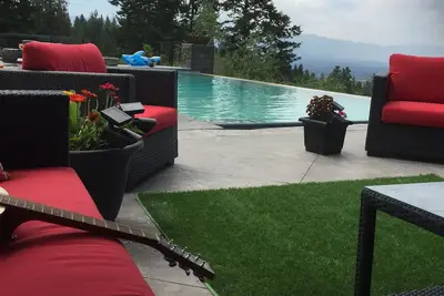 Image de 10 Acre estate with 40 mile views of Kelowna and Lake Country