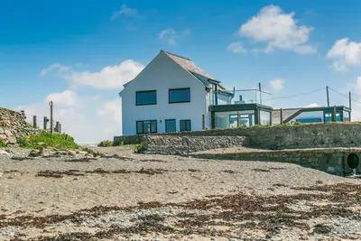 Image de Dryll y Gro - an on the beach that sleeps 11 guests in 5 bedrooms