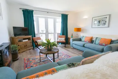 Image de Cae Calch - a ground floor bedroom that sleeps 6 guests in 3 bedrooms
