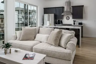 Image de Experience Unrivaled Luxury Steps Away from Bryant Denny - Stay at 'The Crimson Rose' in the Hear. . .
