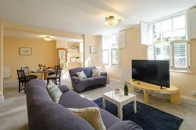 Hill House Apartment - sleeps 2 guests  in 1 bedroom