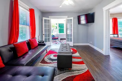 Image de Rubi Lounge: Cozy 3br Upper Unit | Sun Deck, Laundry & Parking  • 8 Min to Dtown