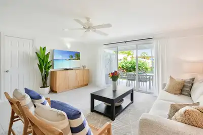 Image de Coconut Bay Villas #113 in West Bay w\/ Pool