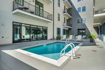 Image de Walkable St Charles Ave | Streetcars, Gym, Pool!