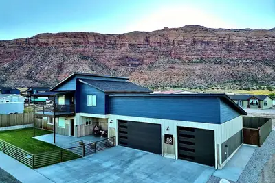 Image de Amazing custom new home with modern amenities for a memorable and comfortable stay.