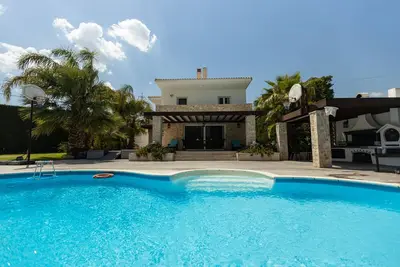 Image de Enjoy your vacation at a luxurious stone villa with garden & swimming pool!
