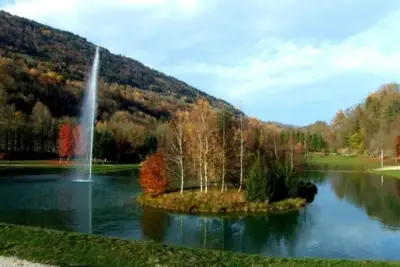 Image de Appartement 'Petit Nid Entre Lac Et Montagnes' avec piscine partagée, jardin privé et Wi-Fi