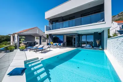 Villa Mative Exclusive with Four-Bedrooms, Heated Pool