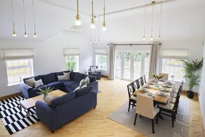 Image de The Castleman is large 3 bedroom apartment, situated within a golf course.