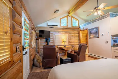 Pine Tree Cabin - Pet Friendly! Home away from home!