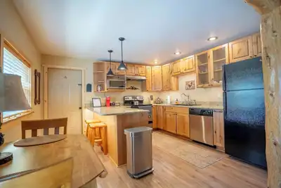 Image de Cedar Haven Cottage - Pet Friendly! Private Bbq, Deck & Yard