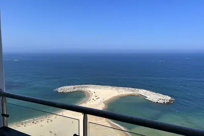 Image de Direct-Wide Ocean View with Balcony on the 17th floor, Just in front of Beach.