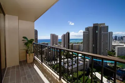 30th Floor + Views | Free Parking + Pool