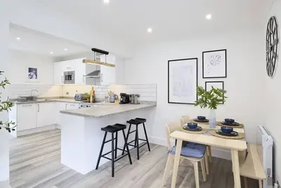 Image de Luxurious 2 bedroom apartment situated on a golf course.
