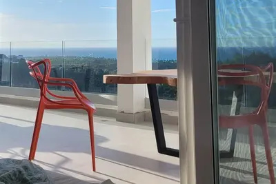 Image de Private Suite with ensuite bathroom in panoramic Luxury shared villa with pool.