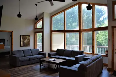 Image de 8br Mountainside Bliss for 20: The Blue Mountains Chalet w/Hot Tub & Bbq- Large & Private Backyard!