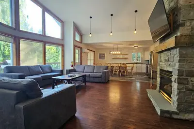 Image de All-Season 8 Bedroom Vacation Chalet at Blue Mountainsw/Hot Tub & Bbq  - Private Backyard