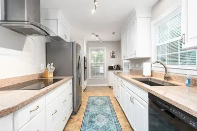 Image de Centrally Located Spacious Family-Friendly Home with Garage