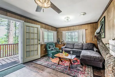 Image de Midtown Lodge | Pet-Friendly + Hot Tub & Close to Midtown!