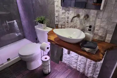 Image de Hyde Park cozy \"Chic Rustic\" apartment 1 Mile from downtown - Private backyard