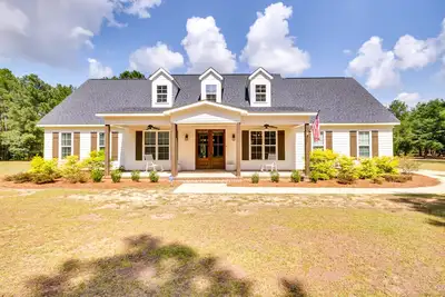 Image de Stylish Hephzibah Home w/ Fire Pit & Theater Room!