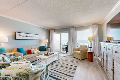 Image de Sunlit Gulf-front condo with gorgeous water views, pool, balcony, & tennis court