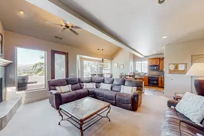 Image de Green Valley Townhome with deck, grill, & fireplace + on-site pool & hot tub